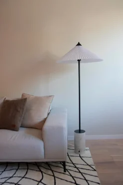 Vardagsrum|Golvlampor|Globen Lighting Golvlampa 'Matisse' - Vit/Svart