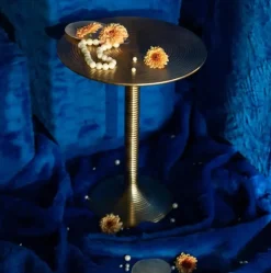 Sovrum|Sidobord|Bold Monkey Sidobord 'Hypnotising' - Guld